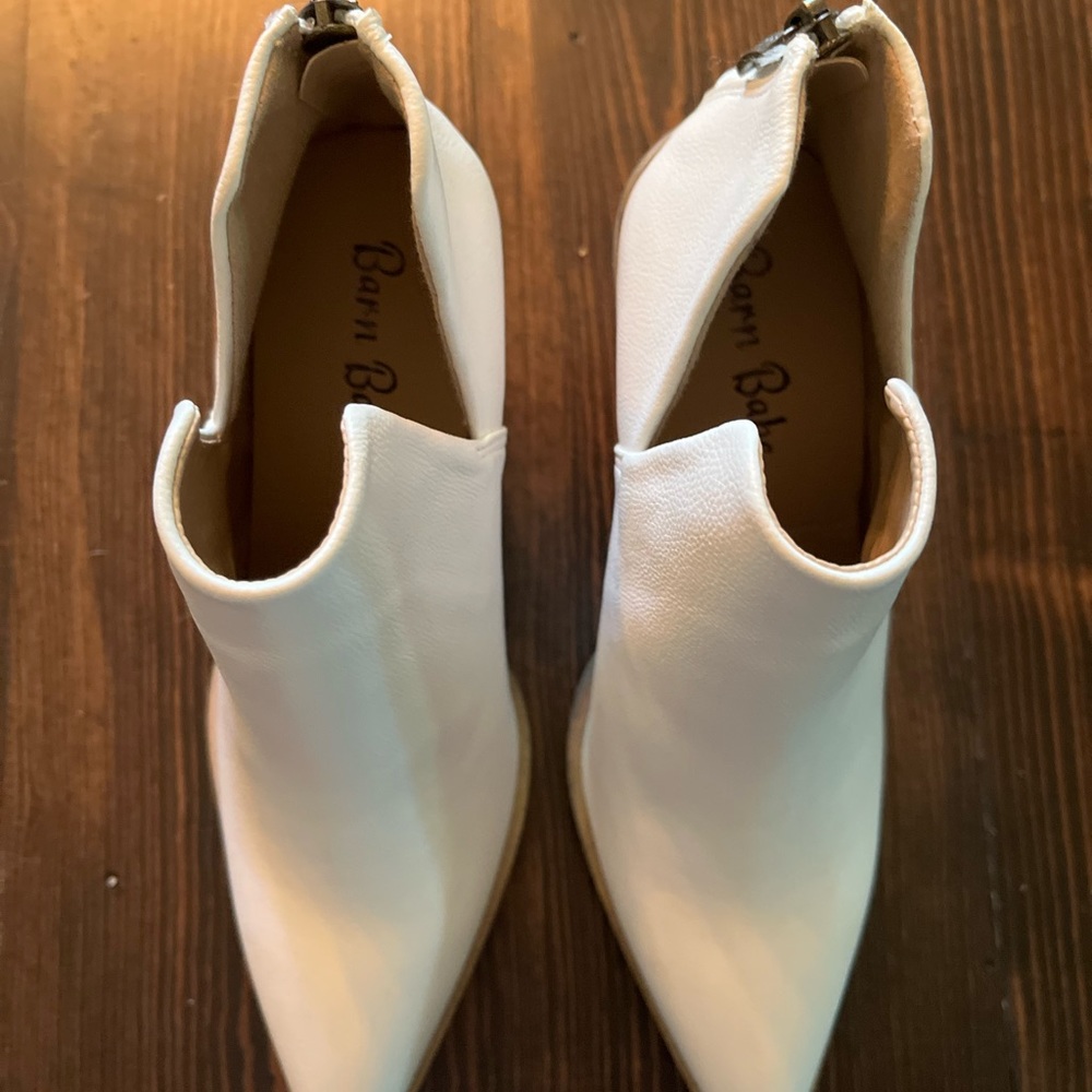 Barn Babe white size 7 bootie